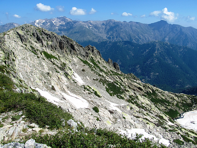 Sem tam se cestou na Monte d'Oro můžou potkat i zbytky sněhu