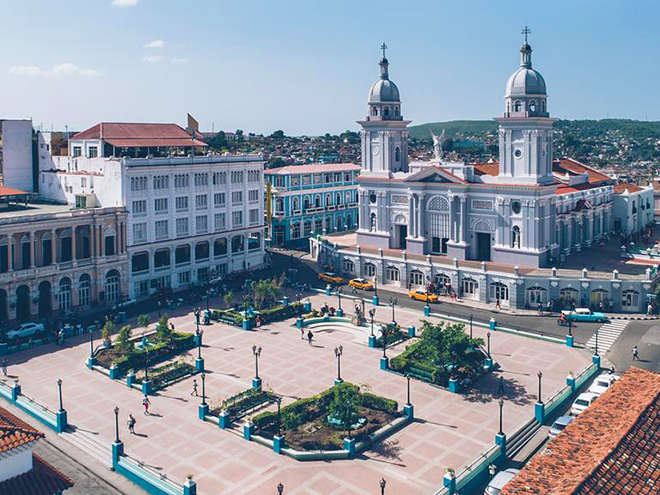 Centrální náměstí a park Céspedes před katedrálou v Santiagu de Cuba