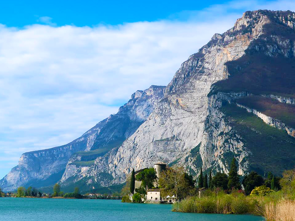 Monte Casale tyčící se nad jezerem Toblino