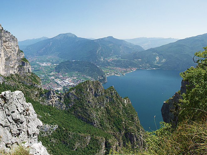 Výhled do okolí z via ferraty na Cima Capi