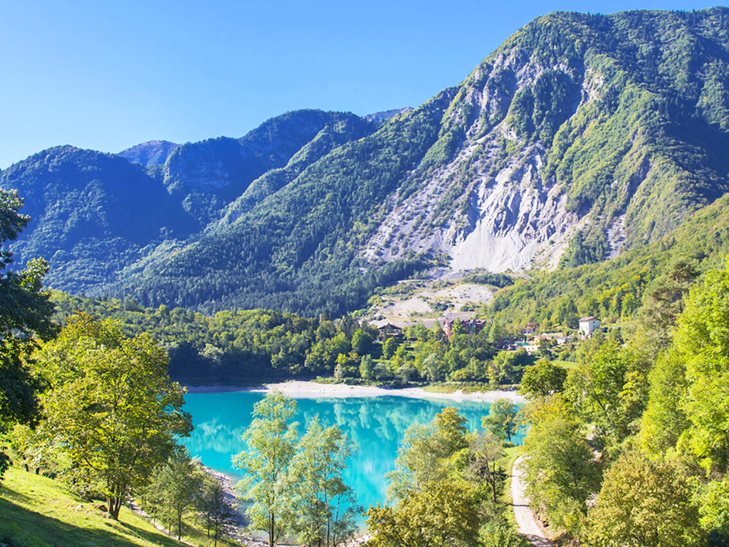 Monte Misone leží nad jezerem Tenno