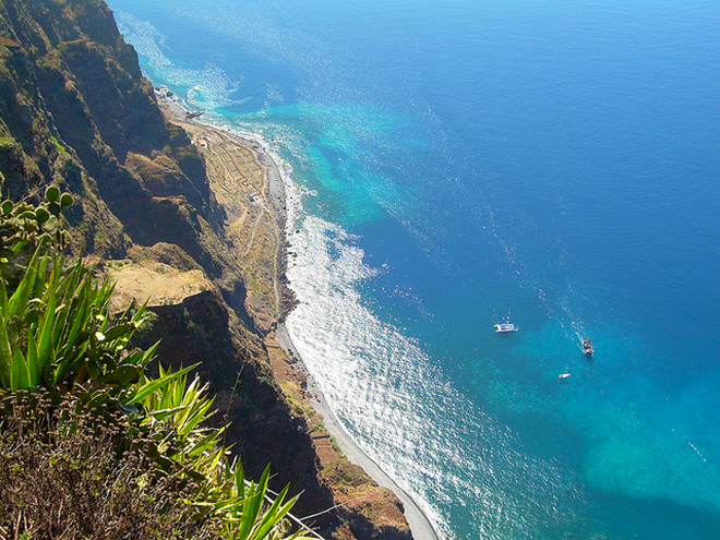 Pohled z 580 m vysokého mysu Cabo Girão