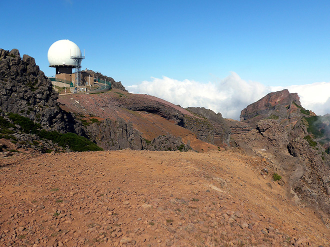 Na vrcholu Pico do Arieiro je umístěn radar protivzdušné obrany