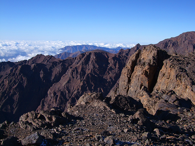 Pohled z vrcholu Jebel Toubkal, nejvyšší hory Maroka