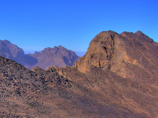 Pohoří Vysoký Atlas s vrcholky vysokými přes 4 000 m n. m.