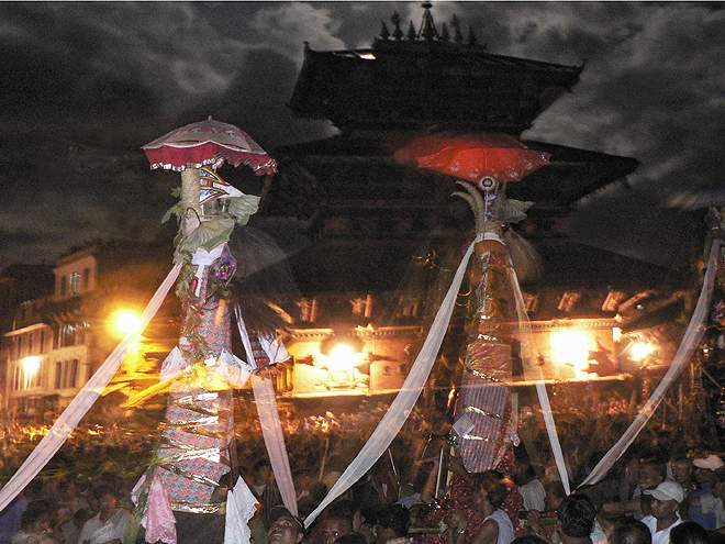 Svátek zemřelých Gai Jatra hýří barvami