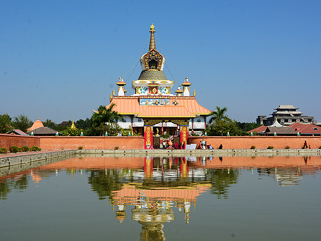 Jeden z mnoha buddhistických klášterů nacházející se v posvátném Lumbini