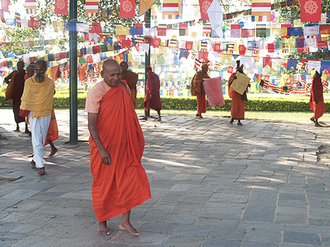 Lumbini je plné mnichů, protože patří mezi nejposvátnější buddhistická místa