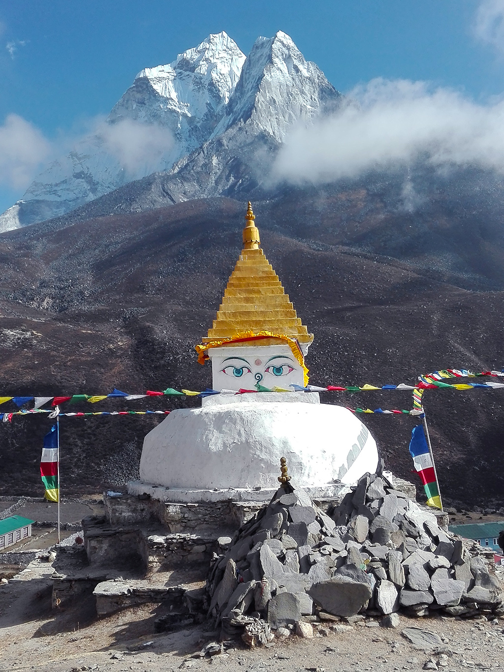 Stúpa u vesnice Dingboche, nad kterou se tyčí šestitisícovka Ama Dablam