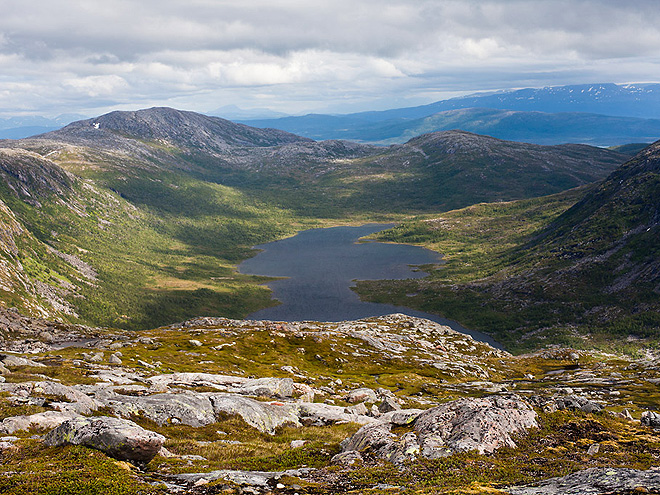 Jezero Kapervatnet v ledovcovém údolí NP Ånderdalen