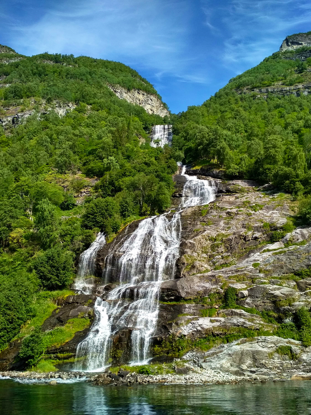 Jeden z mnoha vodopádů, které stékají po stěnách fjordu Geiranger