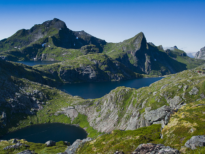 Výhled na jezera Fjerddalsvatnet, Tennesvatnet a Krokvatnet na Lofotech