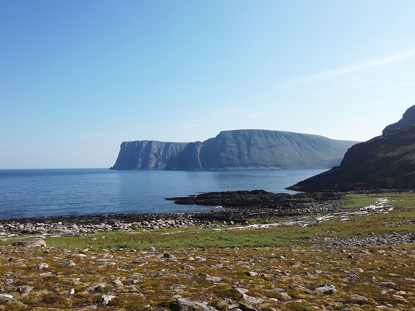 Pohled na mys Nordkapp z túry na výběžek Knivskjelodden