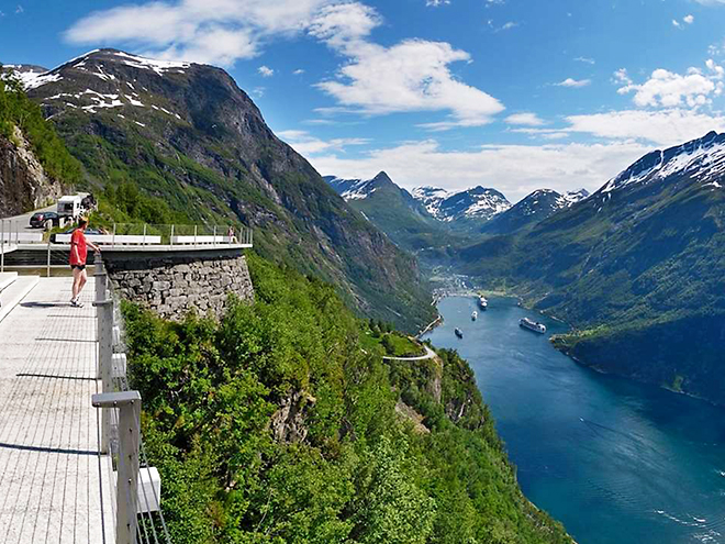 Cesta orlů vede nad fjordem Geiranger