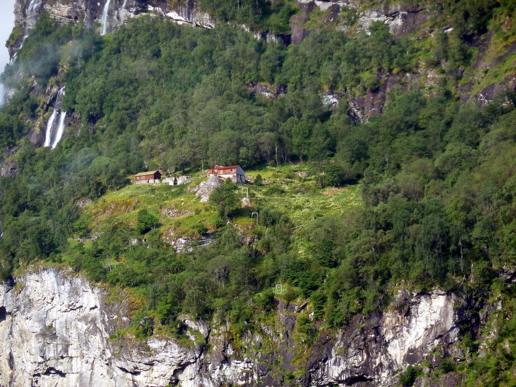 Staré statky vysoko ve stěnách fjordů dostupné jen lanovkou či žebříkem