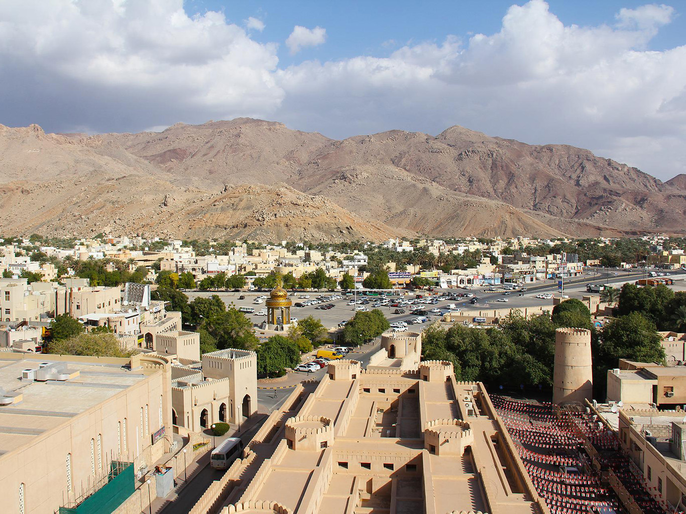 Starobylé město Nizwa je obklopené horami