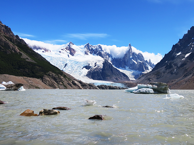 Slavná žulová skalní jehla Cerro Torre se v pozadí halí do mraků