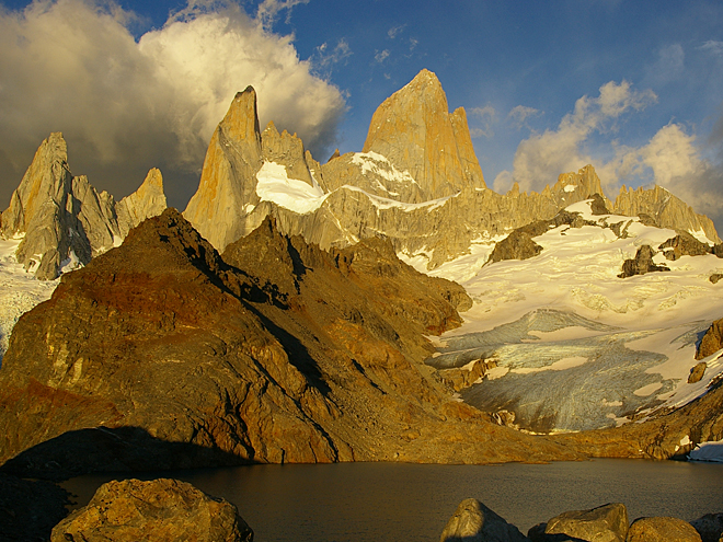 Hora Fitz Roy a sousední vrcholy při východu slunce