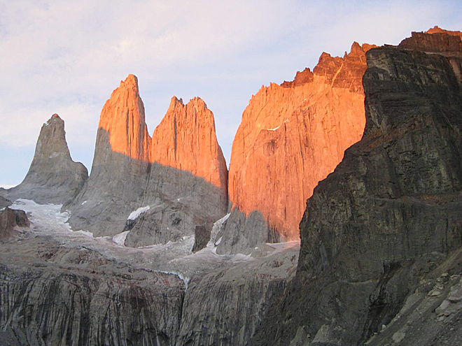 Východ slunce ozařující věže Torres del Paine 