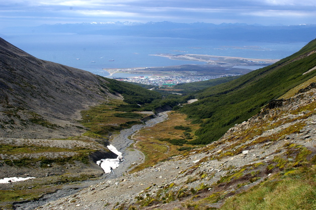 Výhled na město Ushuaia od ledovce Glaciar Martial