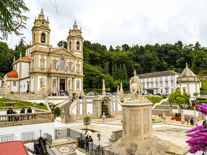 Neoklasický kostel na poutním místě Bom Jesus do Monte