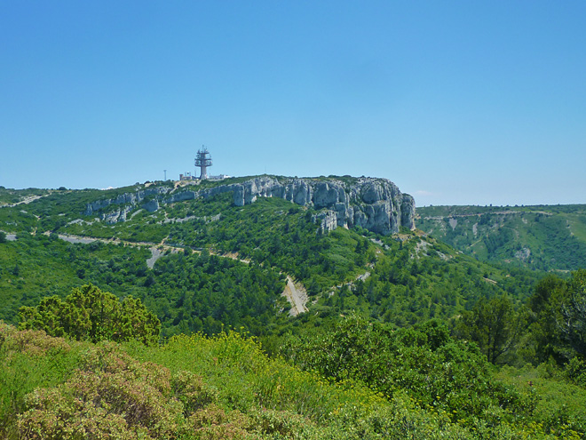 Vápencový hřeben masivu Les Alpilles