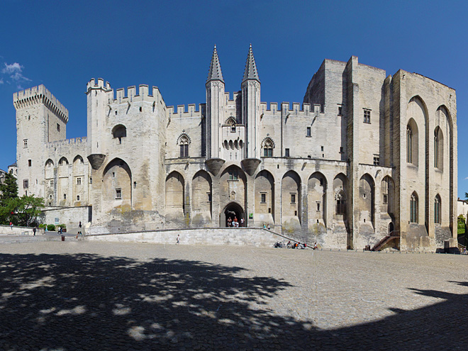 Papežský palác pochází ze 14. století