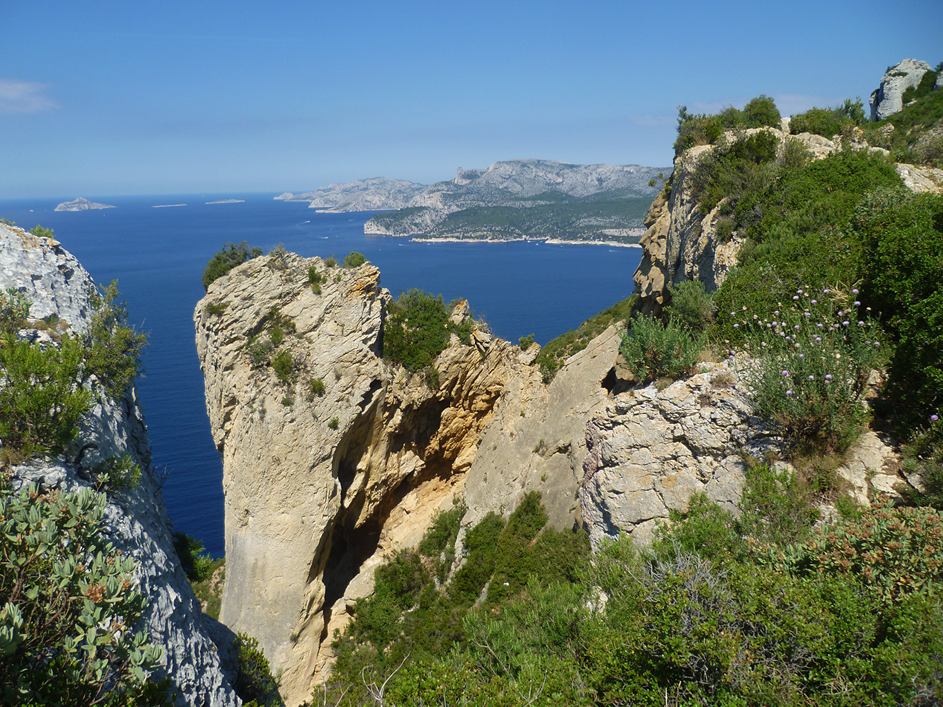 Poblíž městečka Cassis se nacházejí nejvyšší útesy ve Francii