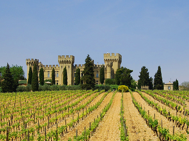 Papežská letní rezidence Châteauneuf-du-Pape v obklopení vinic