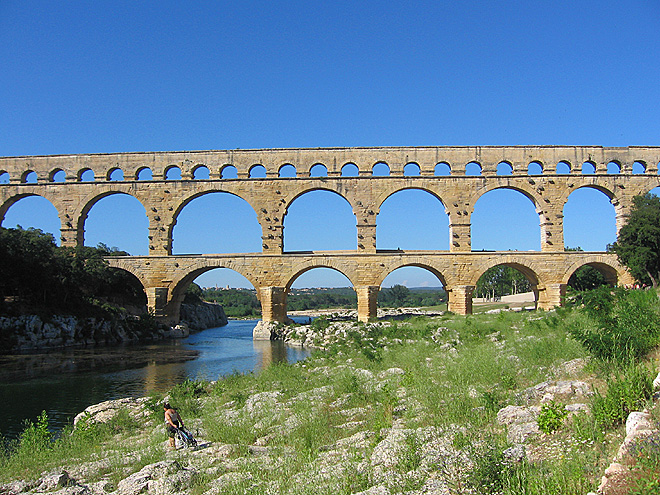 Pont du Gard při pohledu od řeky