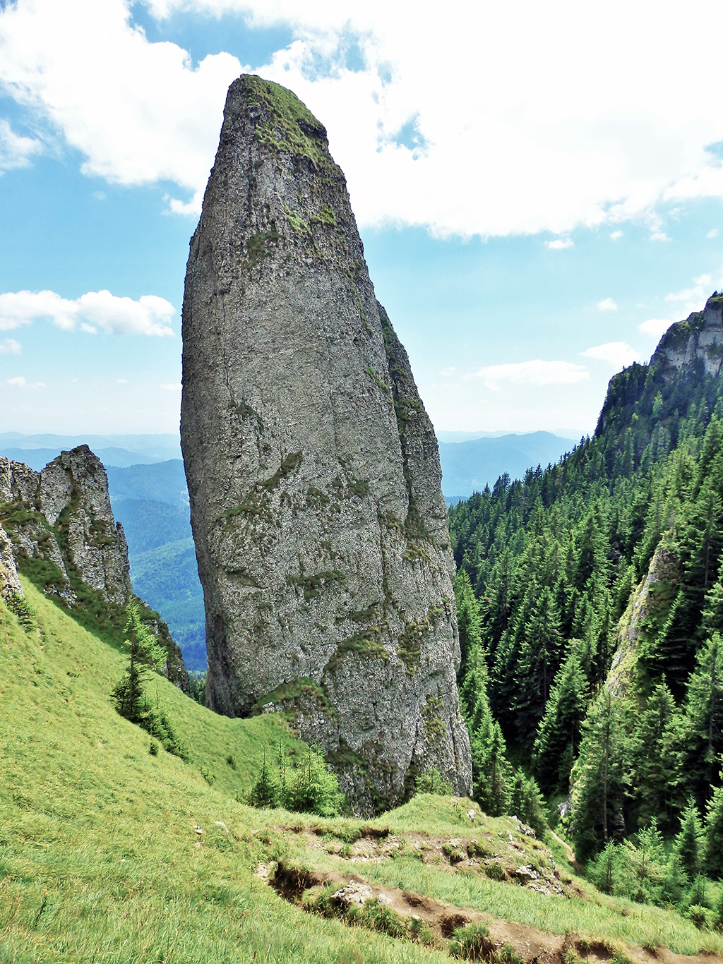 Křídové sedimenty různých tvarů jsou rozeseté po celém rumunském Ceahlău