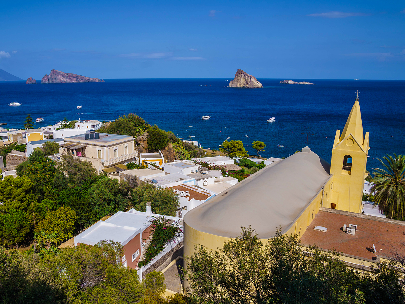 Panarea je s rozlohou 3,4 km² nejmenším z Liparských ostrovů