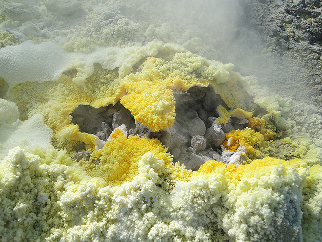 Jasně žlutá usazená síra na ostrově Vulcano