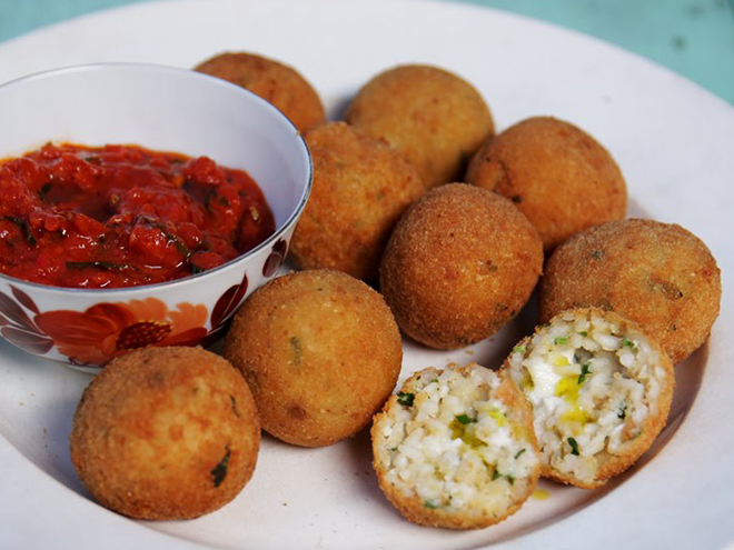 Arancini jsou kroketky ze směsi rýže a masa nebo zeleniny