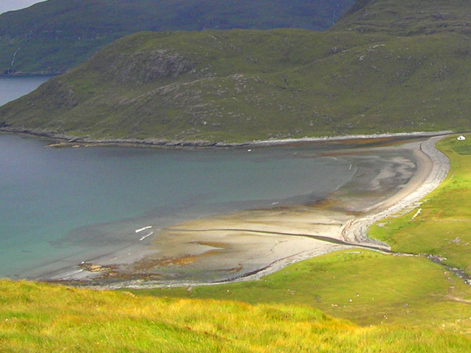 Záliv a pláž na okraji Cuillin Hills