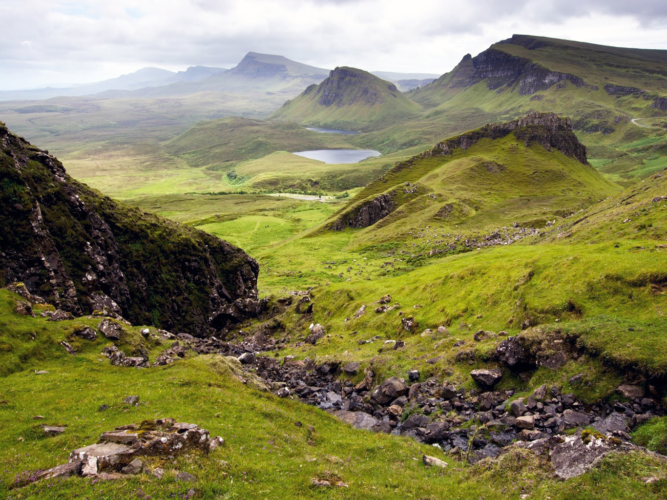 Quiraing - krajina tvořená ostrými vrcholy i stolovými horami