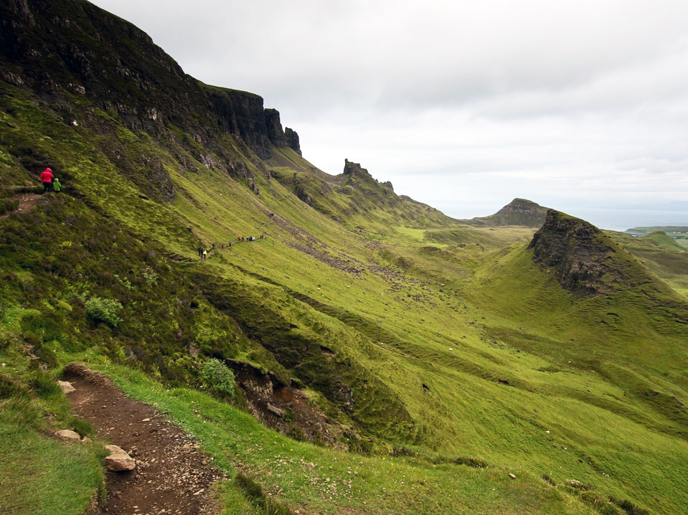 Výšlap podél skalních útvarů Quiraing v horském pásmu Trotternish