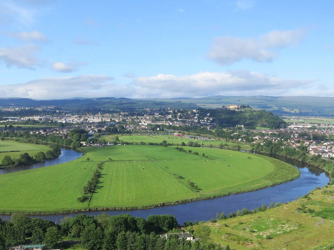 Z kopce, na kterém stojí Wallace Monument, je pěkný výhled na meandr řeky Forth