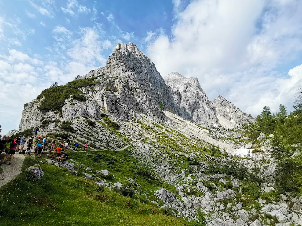 Hora Nad Šitom Glava (2 080 m) viditelná během výstup na Malou Mojstrovku