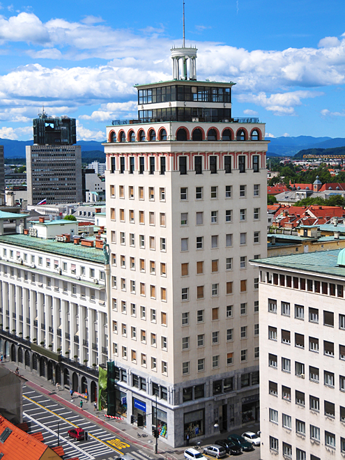 Nebotičnik v překladu znamená „mrakodrap“