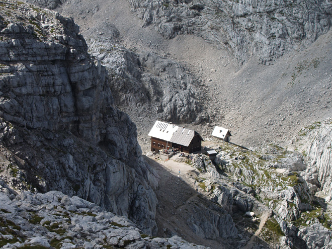 Sestup z nejvyšší hory Julských Alp Triglavu k chatě Tržaška Koča