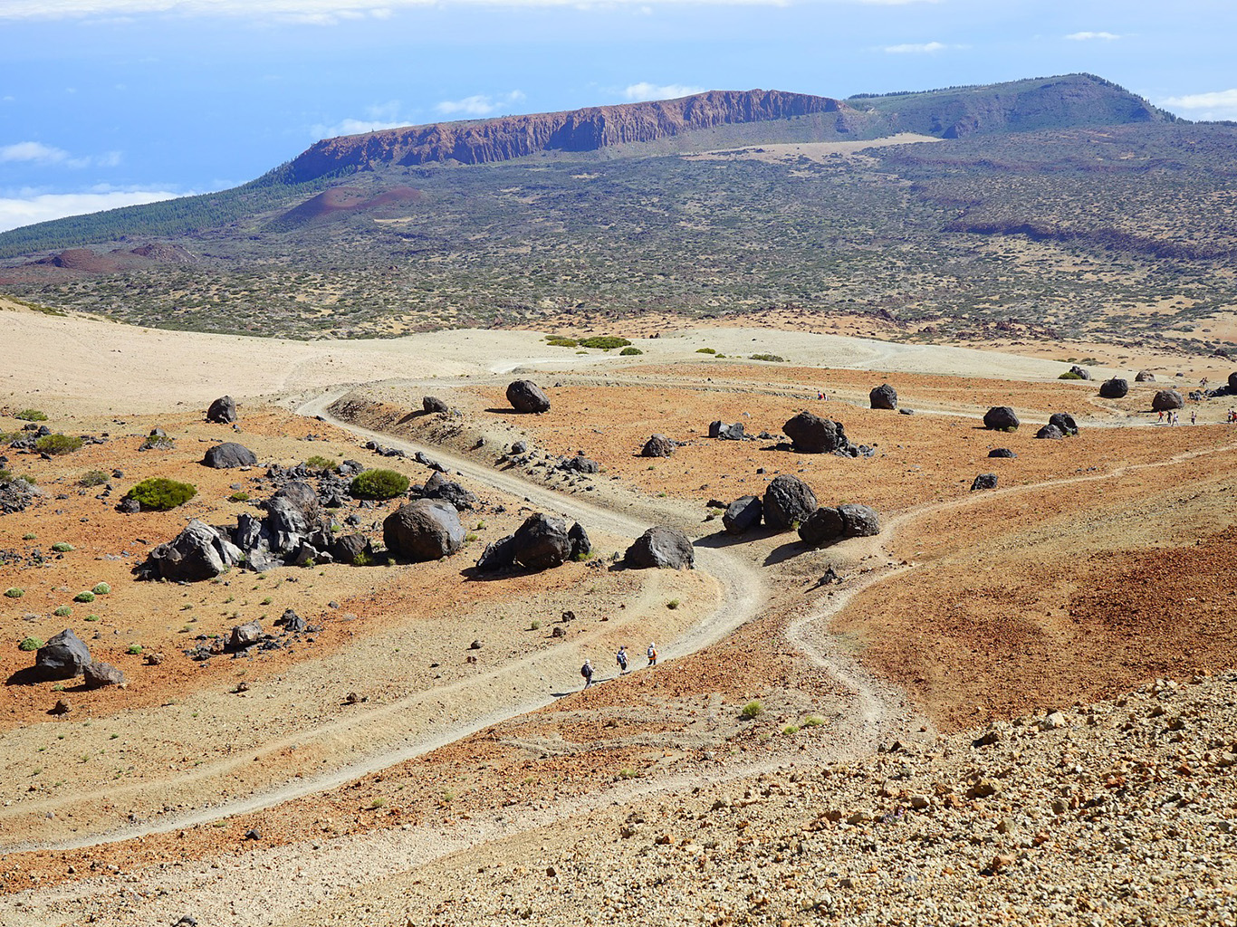 Lávové koule roztroušené pod Pico de Teide