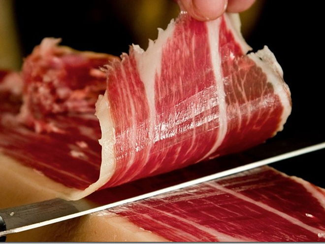 Kvalitní sušená šunka jamón serrano z vepřové kýty se někdy může sušit až 2 roky