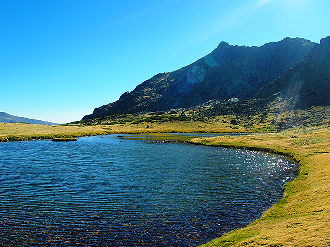 NP Sierra de Guadarrama je krajinou ostrých vrcholků, poklidných plání i jezírek