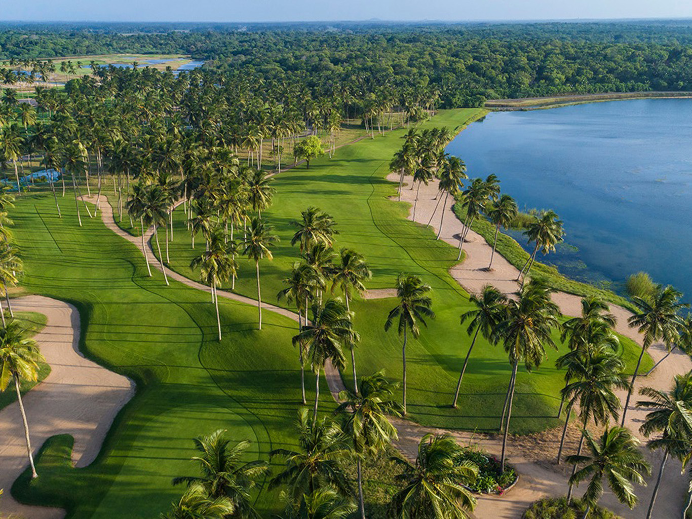 Golfové hřiště Shangri-La s krásnou lokací na pobřeží