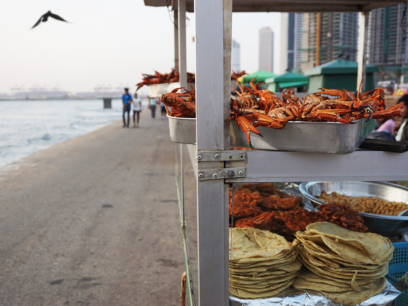 Street food market Galle Face Green v Colombu