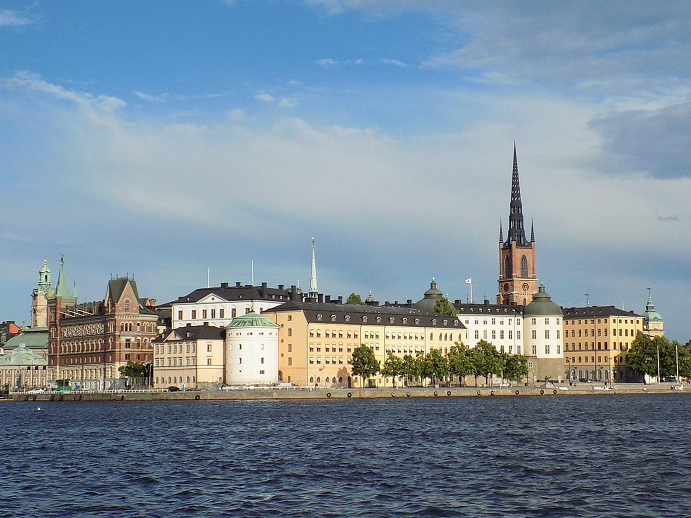 Stockholmské nábřeží v pozadí s kostelní věží Riddarholmskyrkan