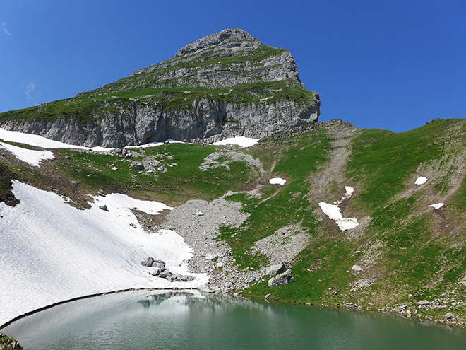 Pohled na Tour de Mayen od jezera Lac de Segray