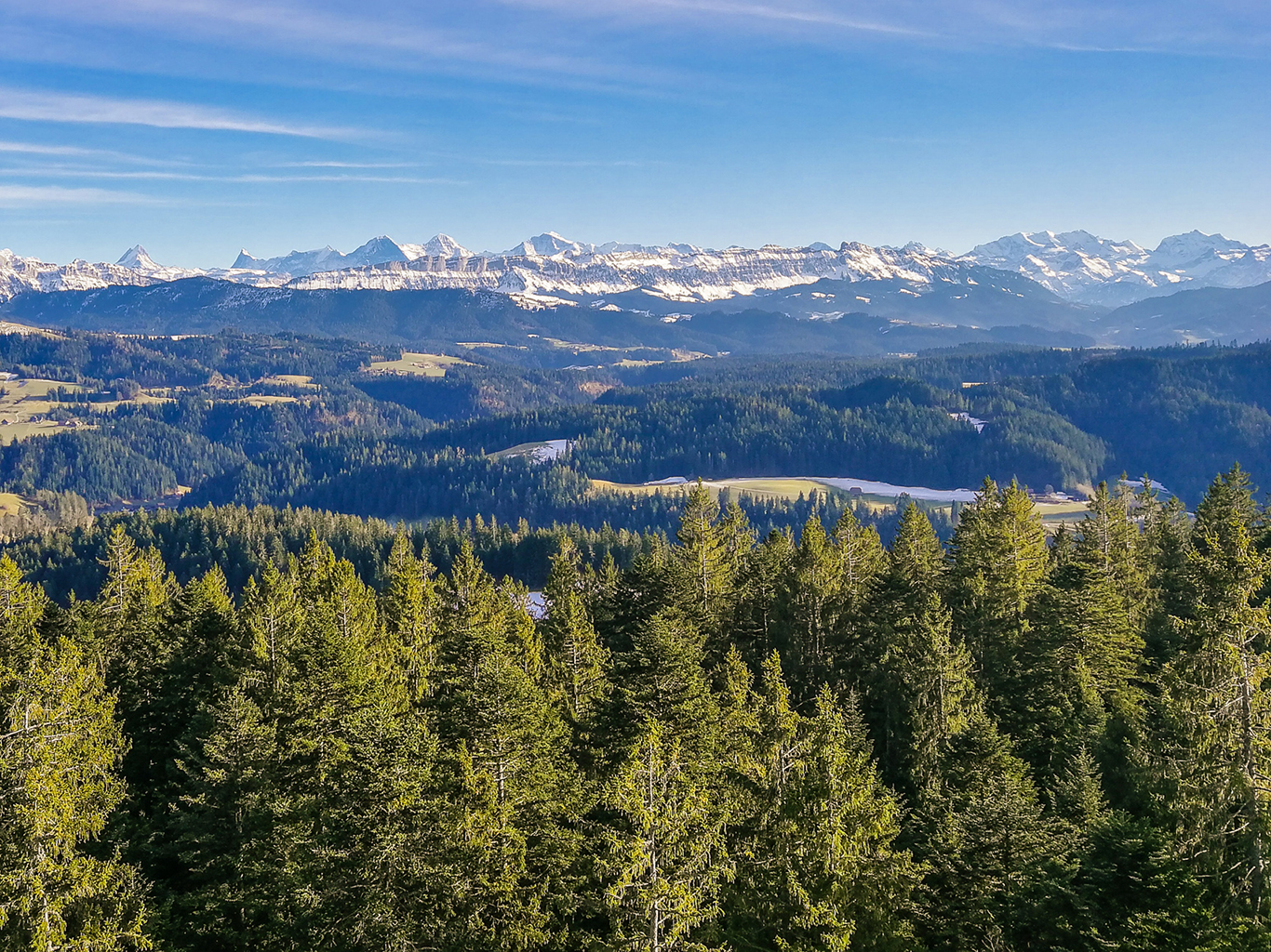 Panorama Bernských Alp při pohledu z Emmentalu