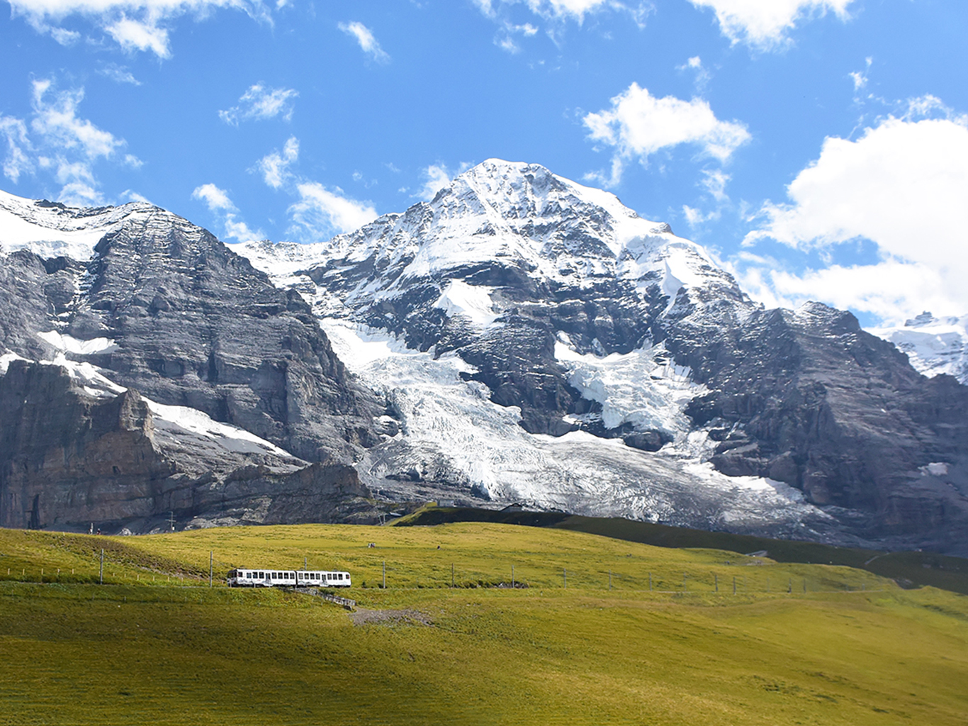 Vláček, který turisty vyveze až do sedla Jungfraujoch v 3 454 m n. m.